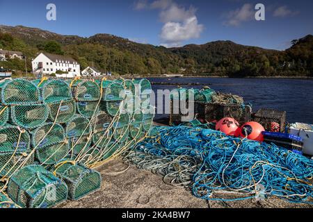 Pentole di aragosta al porto di Gairloch sulla costa atlantica della Scozia Foto Stock