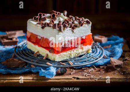 Dolce e torta fatta in casa con gelatina, patatine al cioccolato e frutta Foto Stock