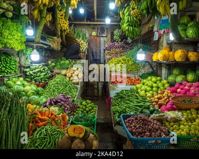 La verdura e la frutta in vendita nel mercato di strada a Nuwara Eliya, Sri Lanka Foto Stock