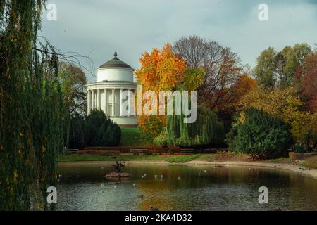 Tempio di Vesta nel Giardino Sassone di Varsavia. La torre dell'acqua classicista a forma di monotteri romani Foto Stock