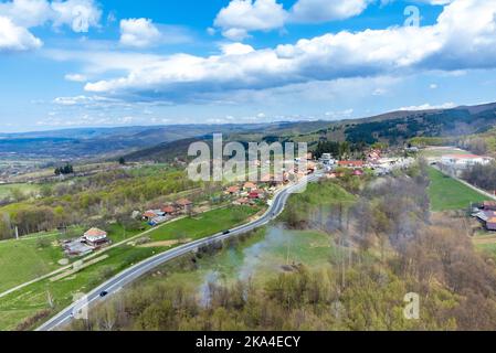 Passo di Piatra Craiului - Romania visto dall'alto, primavera, percorso, auto, strada Foto Stock
