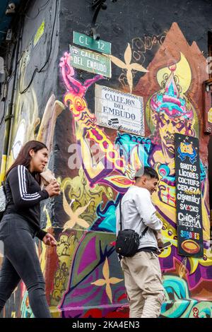 Bogota Colombia,la Candelaria Centro Historico centro storico centro storico centro storico Carrera 2 Calle del Embudo,uomo uomo uomo uomo donna donna donna donna donna donna colpo di stato femminile Foto Stock