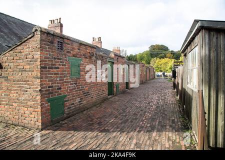 Vista posteriore delle tipiche case a schiera in mattoni rossi degli anni '1900s nel Nord dell'Inghilterra al Beamish Museum Pit Village, a Co Durham Foto Stock