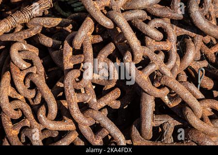 Una catena arrugginita in un porto Foto Stock