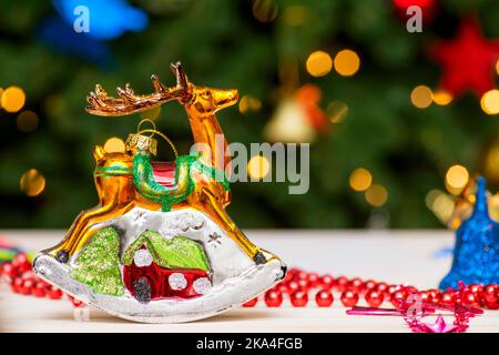 Concetto di festa di Natale con i giocattoli di Natale e l'albero Foto Stock
