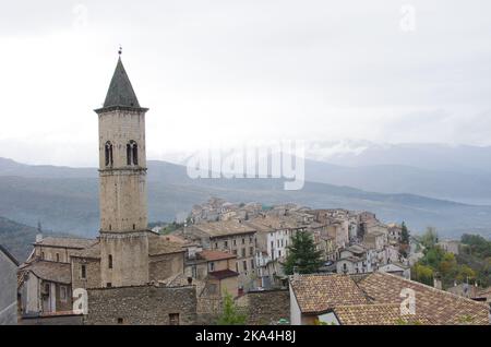 Pacentro - Abruzzo - Italia - le case e l'alto campanile della chiesa madre che domina la Val Peligna Foto Stock