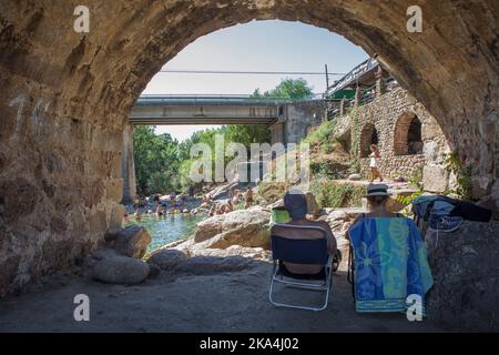 Losar, Spagna - 23th agosto 2022: Piscina naturale Cuartos. Acque cristalline nel cuore di la vera County, Caceres, Estremadura, SPAI Foto Stock