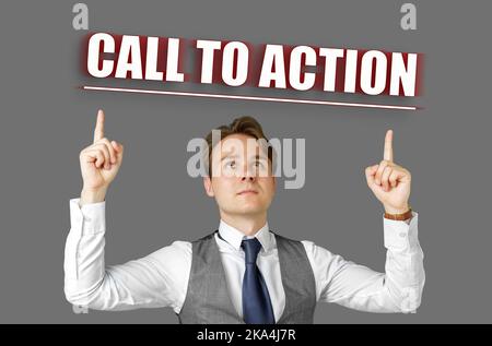 Concetto aziendale. L'uomo d'affari punta le dita all'iscrizione - APPELLO ALL'AZIONE Foto Stock