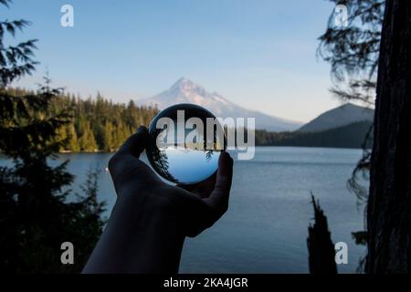 Ammira il monte Hood dalle rive del lago perduto, in una giornata soleggiata e calda. Foto Stock