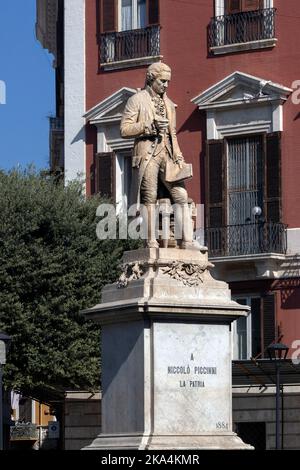 BARI, ITALIA - 16 OTTOBRE 2022: Statua del compositore italiano Niccolo Piccinni al di fuori del Teatro Piccinni su corso Vittorio Emanuele II Foto Stock