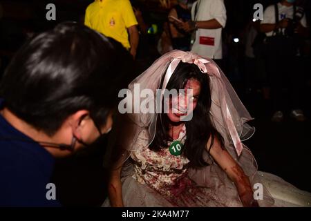 Bangkok, Thailandia. 31st Ott 2022. Persone vestite di costumi fantasy assistere a ''Khaosan Halloween 2022'' il 31 ottobre 2022 su Khao San Road, Phra Nakhon District, Bangkok, Thailandia, un punto di riferimento popolare tra i turisti stranieri. (Credit Image: © Teera Noisakran/Pacific Press via ZUMA Press Wire) Foto Stock