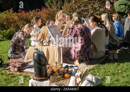 Un laboratorio di pittura per adulti intorno allo stagno a Central Park offre un'esperienza educativa festosa, 2022, NYC, USA Foto Stock