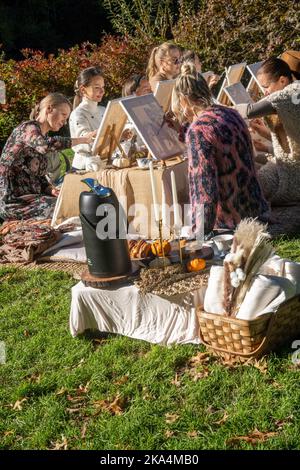 Un laboratorio di pittura per adulti intorno allo stagno a Central Park offre un'esperienza educativa festosa, 2022, NYC, USA Foto Stock