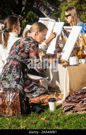 Un laboratorio di pittura per adulti intorno allo stagno a Central Park offre un'esperienza educativa festosa, 2022, NYC, USA Foto Stock