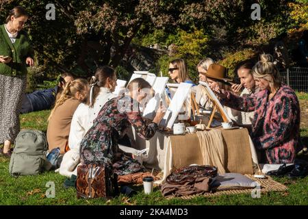 Un laboratorio di pittura per adulti intorno allo stagno a Central Park offre un'esperienza educativa festosa, 2022, NYC, USA Foto Stock