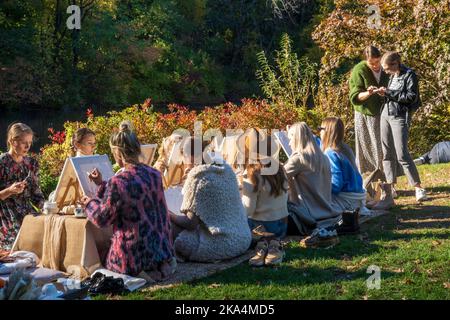 Un laboratorio di pittura per adulti intorno allo stagno a Central Park offre un'esperienza educativa festosa, 2022, NYC, USA Foto Stock