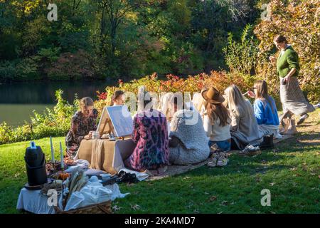 Un laboratorio di pittura per adulti intorno allo stagno a Central Park offre un'esperienza educativa festosa, 2022, NYC, USA Foto Stock