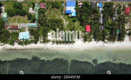 Un drone aereo di Solangon, San Juan, Siquijor nelle Filippine e la spiaggia sabbiosa dell'oceano Foto Stock
