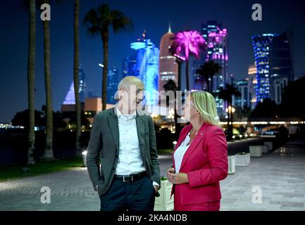 Doha, Qatar. 31st Ott 2022. Nancy Faeser (SPD), ministro federale dell'interno e degli affari interni, e Bernd Neuendorf, presidente del DFB, si trovano di fronte allo skyline di Doha. Faeser ha viaggiato nel paese ospitante Qatar in qualità di ministro dello sport in vista dei Mondiali di calcio. Il viaggio si concentrerà sulle questioni relative ai diritti umani in discussione nel corso del torneo, come la protezione delle persone in coda dalla discriminazione e dalla persecuzione, e la responsabilità dei lavoratori migranti che hanno costruito gli stadi della Coppa del mondo. Credit: Britten/dpa/Alamy Live News Foto Stock