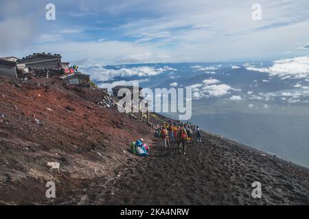 Un Giappone -turisti discendono dal Monte Fuji lungo il sentiero Yoshida. Foto Stock