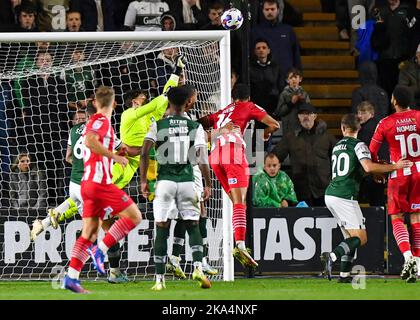 Plymouth, Regno Unito. 31st Ott 2022. Il portiere di Plymouth Argyle Michael Cooper (1) fa un salvataggio durante la partita della Sky Bet League 1 Plymouth Argyle vs Exeter City a Home Park, Plymouth, Regno Unito, 31st ottobre 2022 (Foto di Stanley Kasala/News Images) a Plymouth, Regno Unito il 10/31/2022. (Foto di Stanley Kasala/News Images/Sipa USA) Credit: Sipa USA/Alamy Live News Foto Stock