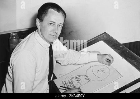 Charles Schulz, seduto al tavolo da disegno con disegno di Charlie Brown. Charles Monroe 'Sparky' Schulz (1922 – 2000) cartoonista americano e creatore del fumetto Peanuts, che ha caratterizzato i personaggi Charlie Brown e Snoopy, tra molti altri Foto Stock