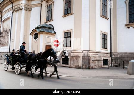 Carrozze viennesi trainate da due cavalli, parte del paesaggio della capitale austriaca. Foto Stock