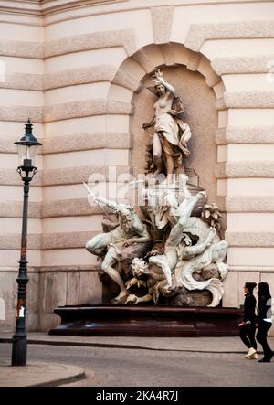 Il potere neo-barocco in mare della fontana Rudolf Meyer nell'ala Michaeler del castello di Hofburg simboleggiava la potenza navale austriaca. Foto Stock