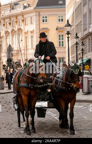 Carrozze viennesi trainate da due cavalli nella capitale austriaca. Foto Stock