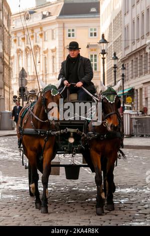 I Fiakers viennesi le carrozze trainate da due cavalli sono una parte romantica e storica del paesaggio della capitale austriaca. Foto Stock