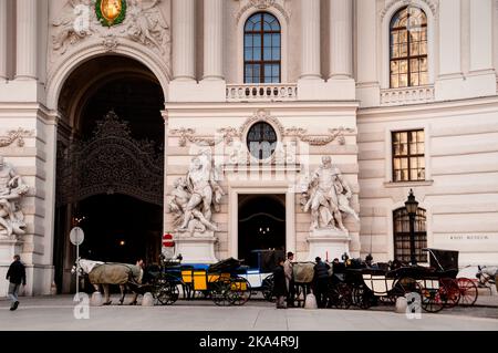 Porta di San Michele, Michaelector, presso l'ala barocca di San Michele del Palazzo Imperiale su Michaelerplatz, Vienna, Austria. Foto Stock