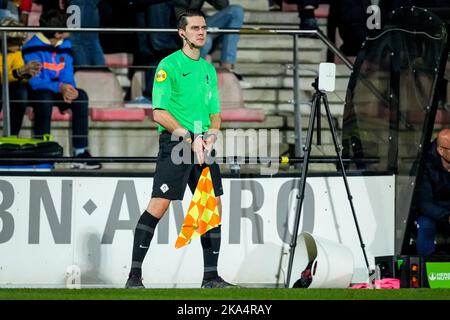 AMSTERDAM, PAESI BASSI - 31 OTTOBRE: Assistente all'arbitro Dyon Fikkert durante la partita olandese di Keukenkampioendivisie tra Jong Ajax e Willem II a De Toekomst il 31 ottobre 2022 ad Amsterdam, Paesi Bassi (Foto di Geert van Erven/Orange Pictures) Foto Stock