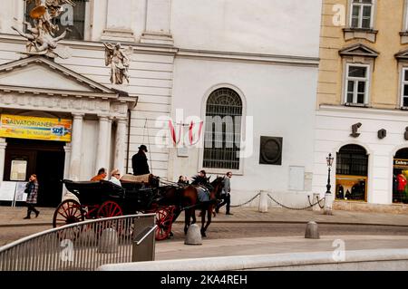 Le carrozze viennesi trainate da due cavalli fanno parte del paesaggio della capitale austriaca. Foto Stock