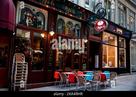 Cafel a Vienna, Austria, con una caratteristica segnaletica esterna e in ferro battuto. Foto Stock
