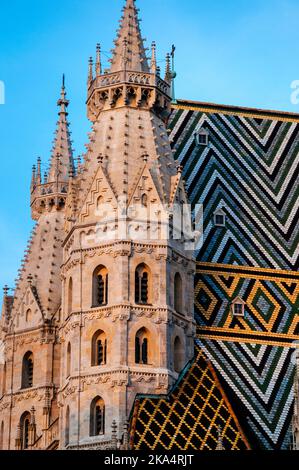 Torri romaniche e tetto in tegole multicolore della Cattedrale di Santo Stefano a Vienna, Austria. Foto Stock