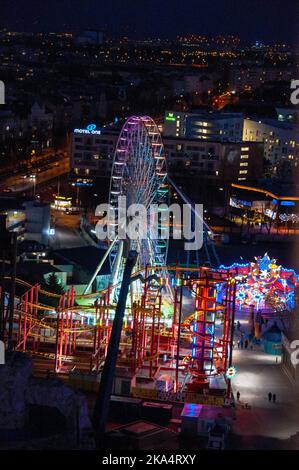 Ruota dei fiori e montagne russe volare al parco Prater di Vienna, Austria. Foto Stock