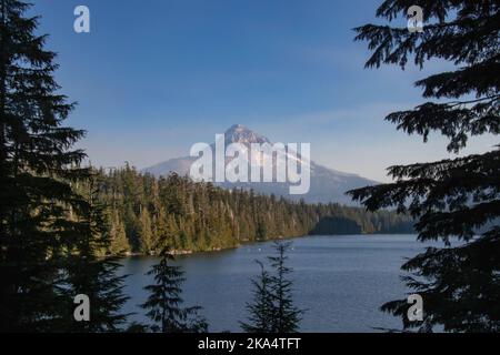 Ammira il monte Hood dalle rive del lago perduto, in una giornata soleggiata e calda. Foto Stock