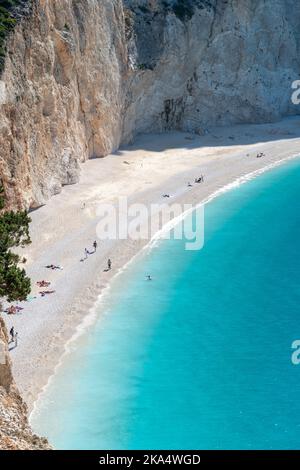 Lefkada, Grecia-10.21.2022. Una vista aerea di Porto Katsiki che mostra la bellissima spiaggia sotto le drammatiche scogliere mare blu cristallo cattivo. Foto Stock