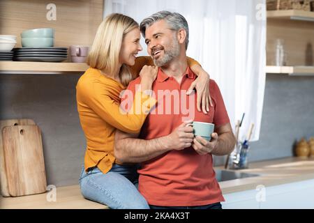 Bella donna bionda che abbraccia il suo marito amorevole Foto Stock