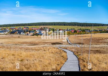 Sentiero in legno in Bozi Dar torbiera riserva naturale nella soleggiata giornata autunnale. Montagne del minerale, ceco: Krusne Hory, Repubblica ceca Foto Stock