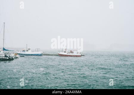 Barche che galleggiano sul mare ondeggiante Foto Stock