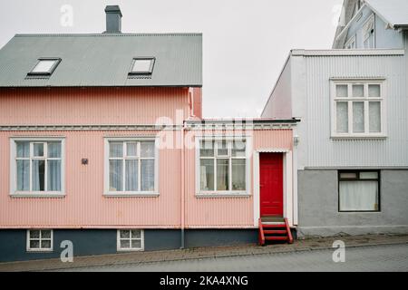 Case basse e colorate sulla strada Foto Stock