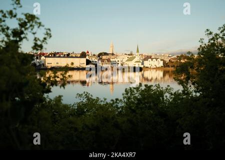 Piccola cittadina sul lungomare alla luce del tramonto Foto Stock