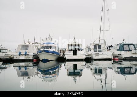 Barche ormeggiate che galleggiano sul fiume limpido Foto Stock