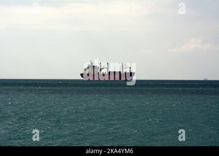 Una nave mercantile portarinfuse di grano si è diretta verso l'Ucraina e la Russia, avvicinandosi all'estremità meridionale dello stretto del Bosforo nel Mare di Marmara, in Turchia. Foto Stock