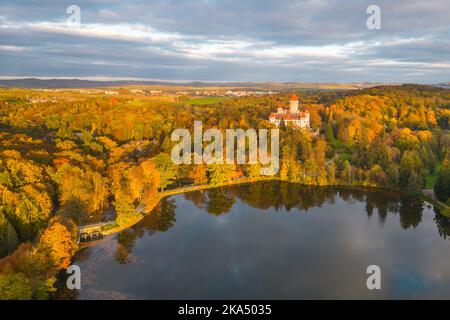 Castello medievale di Konopiste e bacino idrico di Konopistsky. Benesov, Repubblica Ceca. Vista aerea dal drone. Foto Stock