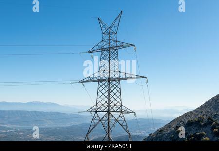 Una torre di trasmissione dell'elettricità o un pilone in cima alla montagna. Foto Stock