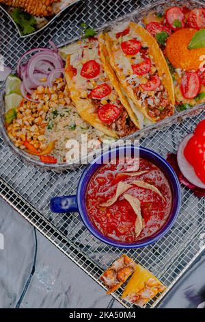 Piatto Fiesta con ciotola di salsa Foto Stock