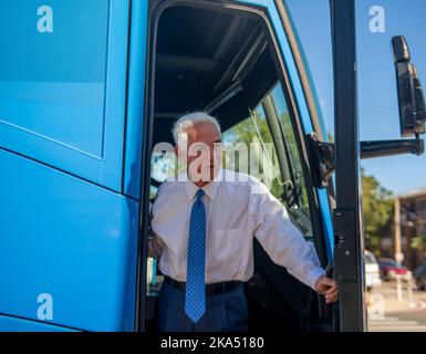 San Pietroburgo, Florida, Stati Uniti. 31st Ott 2022. CHARLIE CRIST, candidato democratico alla gubernatoria per la Florida, parla ai giornalisti del suo bus di campagna prima di dirigersi verso un tour GOTV cross-state. (Credit Image: © Dominic Gwinn/ZUMA Press Wire) Foto Stock