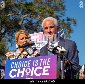 San Pietroburgo, Florida, Stati Uniti. 31st Ott 2022. CHARLIE CRIST, candidato democratico alla gubernatoria per la Florida, tiene una conferenza stampa prima di votare presto, dove condanna il repubblicano in carica Gov. Il rifiuto di DeSantis di condannare commenti antisemiti durante una partita di calcio universitaria nel fine settimana. (Credit Image: © Dominic Gwinn/ZUMA Press Wire) Foto Stock